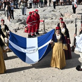 Σε κλίμα συγκίνησης η έπαρση της σημαίας στην Ακρόπολη για τα 80 χρόνια από την Απελευθέρωση της Αθήνας από τους Γερμανούς – Δείτε φωτό & βίντεο