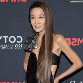  Vera Wang, ετών 75: Εμφανίστηκε σε Gala στην Νέα Υόρκη σαν «σκελετός» - Το maxi φόρεμα παγιέτα με τα cut outs & τα μακριά μαλλιά (φωτό)