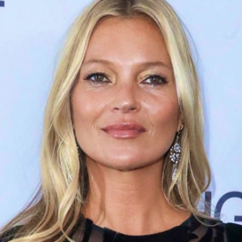 Kate Moss: Έχασε την ισορροπία της & σωριάστηκε – Η επική της τούμπα σε εστιατόριο του Παρισιού – Δείτε το βίντεο