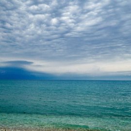 Καιρός: Συννεφιά & μικρή πιθανότητα βροχής - Έως και 26 βαθμούς ο υδράργυρος (βίντεο)