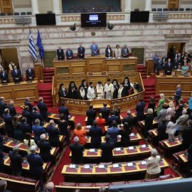 Τελετή αγιασμού της Βουλής: Η αδιαθεσία της Δόμνας Μιχαηλίδου - Συνήλθε με φρέσκια πορτοκαλάδα (φωτό)