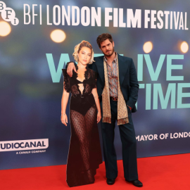 Andrew Garfield: Έλειπε η συμπρωταγωνίστριά του, Florence Pugh από το κόκκινο χαλί, όμως βρήκε την λύση – Κυκλοφορούσε με το χάρτινο ομοίωμά της (φωτό)