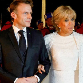 Νύφη ξανά η Brigitte Macron στο πλάι του Πρίγκιπα της Emmanuel: Με κατάλευκη κάπα & τουαλέτα απαστράπτουσα η Γαλλίδα χιονάτη (φωτό)