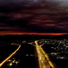 Δείτε φωτογραφίες από τον καπνό που κάλυψε τον Αττικό ουρανό - Για τρίτη μέρα καίγεται η περιοχή στο Ξυλόκαστρο