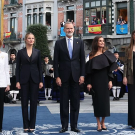 Σύσσωμη η βασιλική οικογένεια της Ισπανίας! – Η Βασίλισσα Λετίσια με super chic Carolina Herrera off the shoulder φόρεμα – Με “office style” οι Πριγκίπισσες της (φωτό)