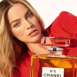 Μάργκοτ Ρόμπι: Η πρέσβειρα της Chanel No.5 - Ετοιμόγεννη αλλά έτοιμη να κατακτήσει με το διασημότερο άρωμα τον πλανήτη (βίντεο)