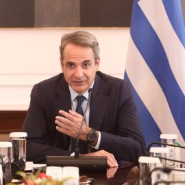 «Ο κατώτατος μισθός θα φτάσει τα 950 ευρώ το 2027» - «Θα συμπαρασύρει τριετίες και επιδόματα»: Τι είπε ο Κυριάκος Μητσοτάκης στο Υπουργικό 