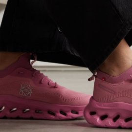 Loewe: Τα sneakers της διάσημης ισπανικής μάρκας πάνε το σπορ παπούτσι σε άλλο επίπεδο - Βυσσινί, πορτοκαλί, πράσινο, όλα υπέροχα! (φωτό)