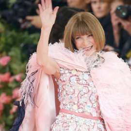 Anna Wintour: Οι 10 top εμφανίσεις της όλων των εποχών! – Η «πρέσβειρα» της μόδας έκλεισε τα 75 (φωτό & βίντεο) 