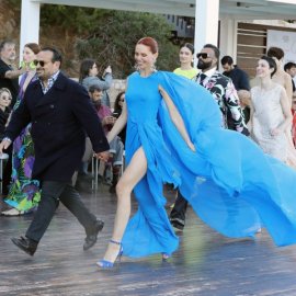 Athens Fashion Week: Ο Βασίλης Ζούλιας παρουσιάζει την νέα του συγκλονιστική συλλογή – Εμπνευσμένη από τα glamorous 60s με vibrant διάθεση (φωτό)