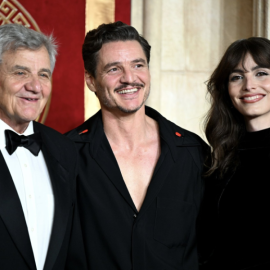 Πρεμιέρα Gladiator 2: Ο Pedro Pascal συνοδεύτηκε από την καλλονή τρανς αδελφή του & τον πατέρα τους – Ποια είναι η Lux που μαγνήτισε τα βλέμματα (φωτό & βίντεο)