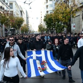 «Εδώ Πολυτεχνείο» – Προς την αμερικανική πρεσβεία η πορεία με την αιμοταβαμμένη σημαία – Δεκάδες προσαγωγές