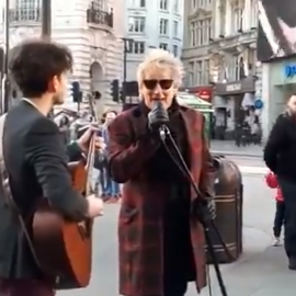 Έκπληξη από τον Rod Stewart στην πολυσύχναστη Piccadilly Square του Λονδίνου – Έπιασε το μικρόφωνο & άρχισε να τραγουδάει με συνοδό έναν κιθαρίστα του δρόμου (βίντεο)