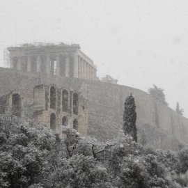 Ραγδαία επιδείνωση του καιρού, θυελλώδεις βοριάδες και πτώση της θερμοκρασίας - Πολικός αεροχείμαρρος φέρνει χιόνια και στην Αθήνα (χάρτες & βίντεο)