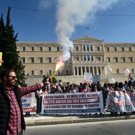 24ωρη απεργία ΓΣΕΕ-ΑΔΕΔΥ: Ποιοι απεργούν αύριο Τετάρτη - Πως θα κινηθούν Μετρό, λεωφορεία, τρόλεϊ, τραμ & ΟΣΕ - Δεμένα τα πλοία στα λιμάνια