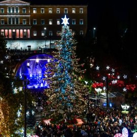 Βίντεο και φωτογραφίες από τη φωταγώγηση του Χριστουγεννιάτικου δέντρου στο Σύνταγμα - 20.000 λαμπάκια, σκηνικό βγαλμένο από παραμύθι