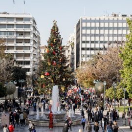 Εορταστικό ωράριο:  Αναλυτικά οι ώρες λειτουργίας των καταστημάτων για τις γιορτές των Χριστουγέννων - Ποιες Κυριακές θα είναι ανοιχτά 