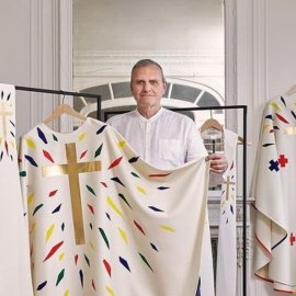 Ο Jean-Charles de Castelbajac δημιούργησε τα νέα αμφία για τους ιερείς της Παναγιάς των Παρισίων που ανοίγει ξανά τις πόρτες της στις 8 Δεκεμβρίου (φωτό)