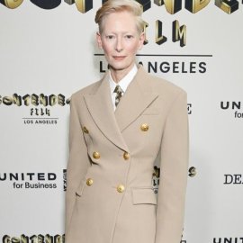 Η Tilda Swinton με άψογο καλοραμμένο κουστούμι, σαν τέλειος άνδρας - Το ανδρόγυνο στυλ της υπερισχύει πλέον (φωτό) 