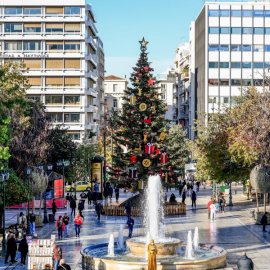 Βίντεο με την άφιξη του Χριστουγεννιάτικου δέντρου στην πλατεία Συντάγματος - Έχει ύψος 19,5 μέτρα και είχε φυτευτεί πριν από 61χρόνια