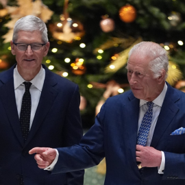 Ο Βασιλιάς Κάρολος με τον CEO της Apple, Tim Cook: Μαζί στο χριστουγεννιάτικο κατάστημα-γίγαντα της τεχνολογίας στην καρδιά του Λονδίνου (φωτό & βίντεο)