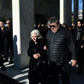 Κηδεία Δημήτρη Ήμελλου: Υποβασταζόμενη η μητέρα του – Συντετριμμένα τα αδέλφια & ο γιος του – Ποιοι έδωσαν το «παρών» στο τελευταίο αντίο (φωτό & βίντεο)