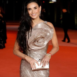 Demi Moore: Το 2024 ήταν η χρονιά της – Τα best looks & η μακριά ολόισια χαίτη με τα κατάμαυρα μαλλιά (φωτό & βίντεο)