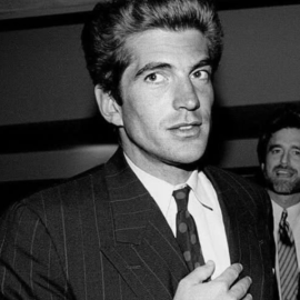 Ο καλλονός John Kennedy Junior & η guest εμφάνιση σε αμερικανική κωμωδία με την Candice Bergen – Δείτε το βίντεο