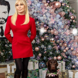 Η μοναξιά της Donatella Versace στη χριστουγεννιάτικη κάρτα της - Ποζάρει ανανεωμένη μεν με τον σκύλο μόνο δε - Που είναι η κόρη της; (φωτό)