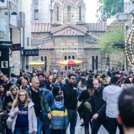 Κορυφώνεται η κίνηση στην εορταστική αγορά - Ανοικτά, σήμερα, τα μαγαζιά - Τα SOS για έξυπνες αγορές