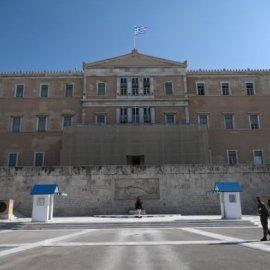 Σε διαθεσιμότητα ο δεύτερος αστυνομικός της Βουλής που συνελήφθη για ενδοοικογενειακή βία – «Καθαρός» ο φάκελός του (βίντεο)