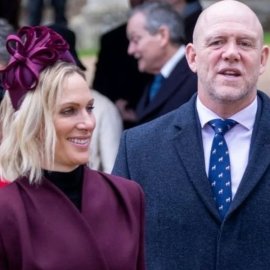 Zara Tindall: Η πιο καλοντυμένη γαλαζοαίματη στην Χριστουγεννιάτικη λειτουργία - Φουλ στα μωβ με ιδιαίτερο headpiece (Φωτό)