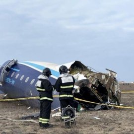 Καζακστάν: Βρέθηκε το μαύρο κουτί του αεροπλάνου που συνετρίβη – Σενάρια ότι χτυπήθηκε από ρωσικά αντιαεροπορικά πυρά