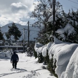 ΕΜΥ: Έκτακτο δελτίο επιδείνωσης καιρού με χιόνια & ισχυρούς ανέμους- Σύσταση Κικίλια για αντιολισθητικές αλυσίδες (βίντεο)