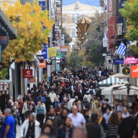 «Πρεμιέρα» στις εκπτώσεις από Δευτέρα – Οι «παγίδες» που πρέπει να προσέχουν οι καταναλωτές (βίντεο)