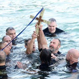 Θεοφάνια: Δείτε τις συγκλονιστικές εικόνες από τον Καθαγιασμό των Υδάτων στον Πειραιά – Το «παρών» έδωσαν οι Σ. Φάμελλος, Γ. Γεραπετρίτης & Ν. Χαρδαλιάς