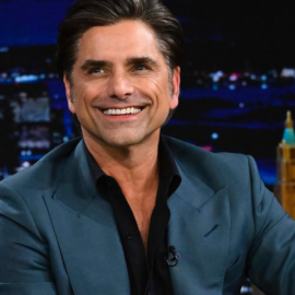 John Stamos: Γιορτάζει το όνομά του με μια συγκινητική ανάρτηση – «Είμαι περήφανος που ακολουθώ τα βήματα του παππούλη μου, Γιάννη» (βίντεο)