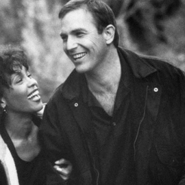 O Kevin Costner τιμά την μνήμη της Whitney Houston στα γενέθλιά του – «Χάσαμε την πιο φωτεινή» (φωτό)