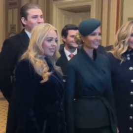 Barron Trump: Η στιγμή που κάνει photobombing στις αδελφές του – Η επική αντίδραση της Ivanka (βίντεο)