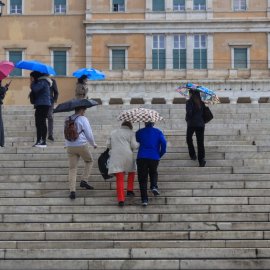 Καιρός: Βροχές, καταιγίδες & πιθανότητα χαλαζοπτώσεων – Υψηλές για την εποχή θερμοκρασίες (βίντεο)