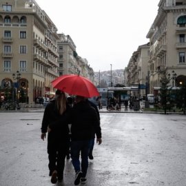 Καιρός: Βελτιωμένη εικόνα σήμερα με ανεβασμένη θερμοκρασία - Που θα βρέξει (βίντεο)