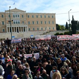 "Δεν έχω οξυγόνο" - Λαοθάλασσα στη συγκέντρωση για τα Τέμπη στο Σύνταγμα & τη Θεσσαλονίκη - Δείτε φωτό & βίντεο