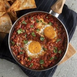 Πρωινό με τον Άκη Πετρετζίκη! Αυγά Shakshuka - Για να ξεκινήσει σωστά η μέρα σας (βίντεο)