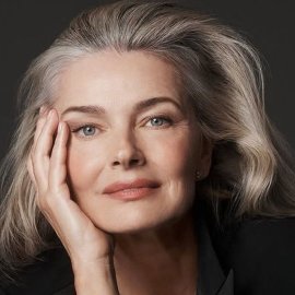 Η Paulina Porizkova επιστρέφει εκεί που ξεκίνησε ξανά με την Estee Lauder - "Αναδιαμορφώνει τα πρότυπα ομορφιάς" 