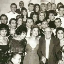 Vintage κλικ από την Πρωτοχρονιά του 1964- Ορέστης Μακρής, Μπέτυ Μοσχονά, Άννα Καλουτά - Ποιους αναγνωρίζετε;