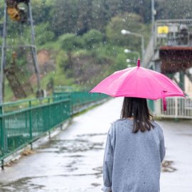 Επιμένει ο χειμωνιάτικος καιρός και σήμερα - Που θα βρέξει (βίντεο)