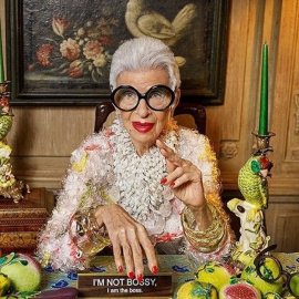 Iris Apfel: Από τον οίκο Christie’s πωλούνται τα γυαλιά, τα βραχιόλια & άλλα προσωπικά αντικείμενα της εκκεντρικής σχεδιάστριας