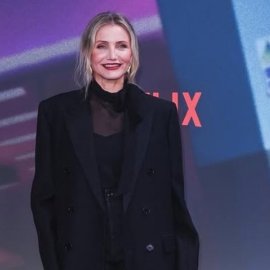 Cameron Diaz: Δυναμικό comeback στο κόκκινο χαλί μετά από 5 χρόνια - Καλλονή στα 52 με total black Gucci look (φωτό-βίντεο)