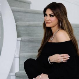 Kimberly Guilfoyle: Το περιοδικό "Resident" υμνεί την νέα πρέσβειρα των ΗΠΑ στην Ελλάδα - "Ηγέτιδα & φιλάνθρωπος - Ενσαρκώνει την ανθεκτικότητα"