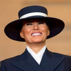 Melania Trump: Το καπέλο που έκρυβε το πρόσωπο της προσθέτοντας μυστήριο - Η άψογη σιλουέτα με navy blue - Ήταν όμως το dress code σωστό; (φωτό-βίντεο)